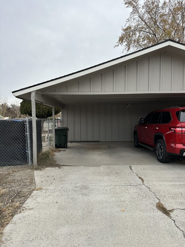 Building Photo - Desirable 2 bedroom 1 Bath Home in Ontario