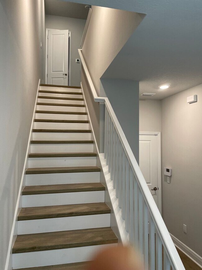 Building Photo - Annual Unfurnished 3 Bedroom, 3.5 Bathroom Townhome adjacent to Downtown Sarasota