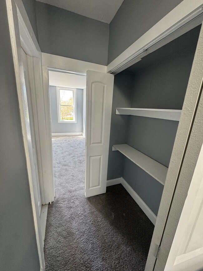 Building Photo - Charming Rowhome with Modern Touches in Ea...