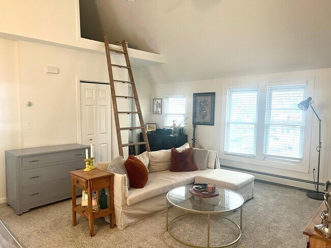 Building Photo - 103 Cove St