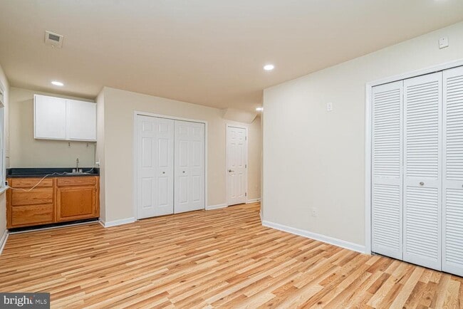 Building Photo - 1275 Quaker Hill Dr