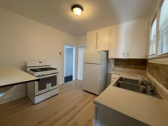 Building Photo - 4708 Lakewood St