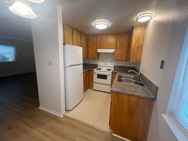 Building Photo - ONE MONTH RENT FREE!***2 Bedroom 1 Bath Unit in Rancho Cordova Available NOW!