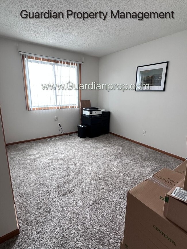 Building Photo - Shakopee Town Home, 2 Car Garage, 1.5 Baths, Patio, Dishwasher, W/D