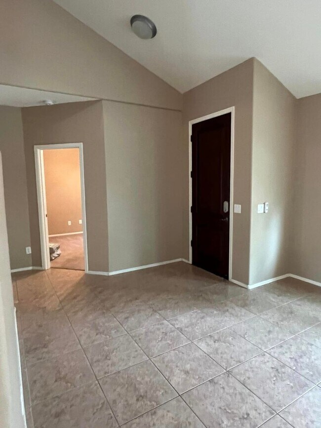 Building Photo - 4-bedroom and loft in the Willows with com...