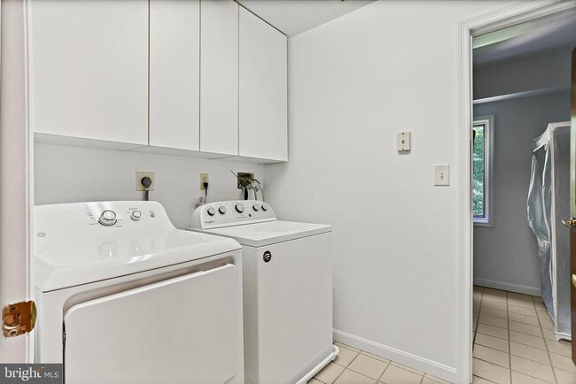 Building Photo - 12624 Golden Oak Dr