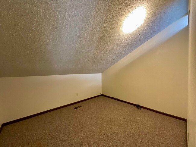 Building Photo - 1411 Hi Cir N
