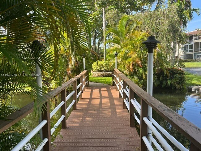 Building Photo - 5181 W Oakland Park Blvd