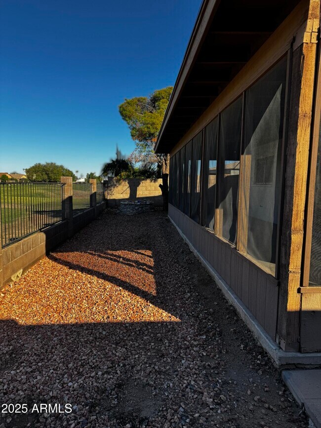 Building Photo - 10830 W Diana Ave