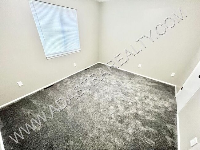 Building Photo - Beautiful 4 Bed Duplex in Independence-Ava...