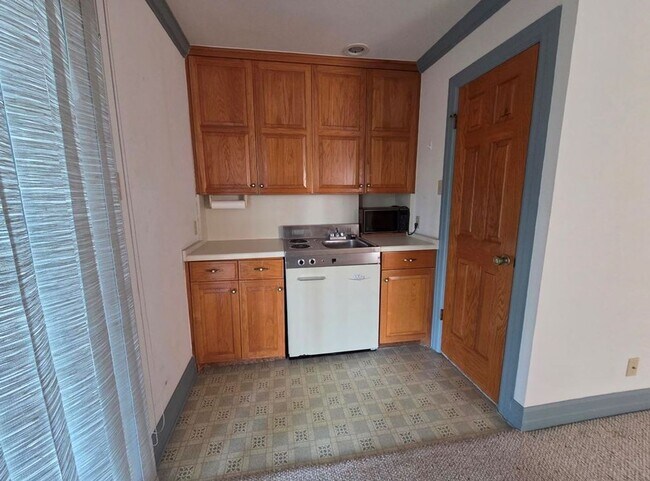 Building Photo - FOR LEASE!!