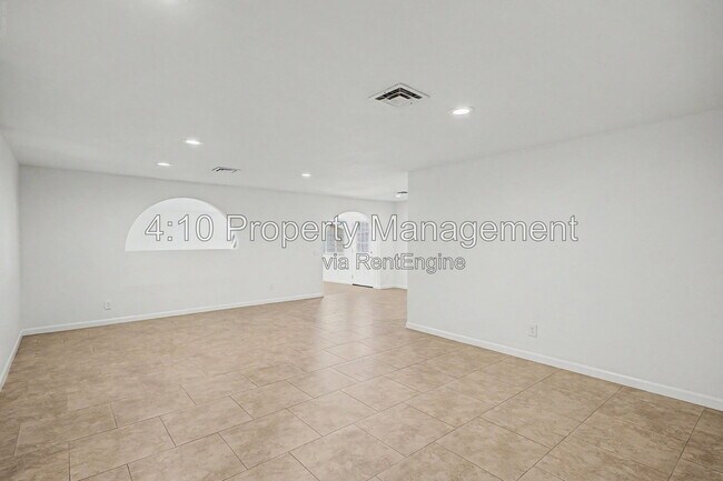 Building Photo - 2104 N Comanche Dr