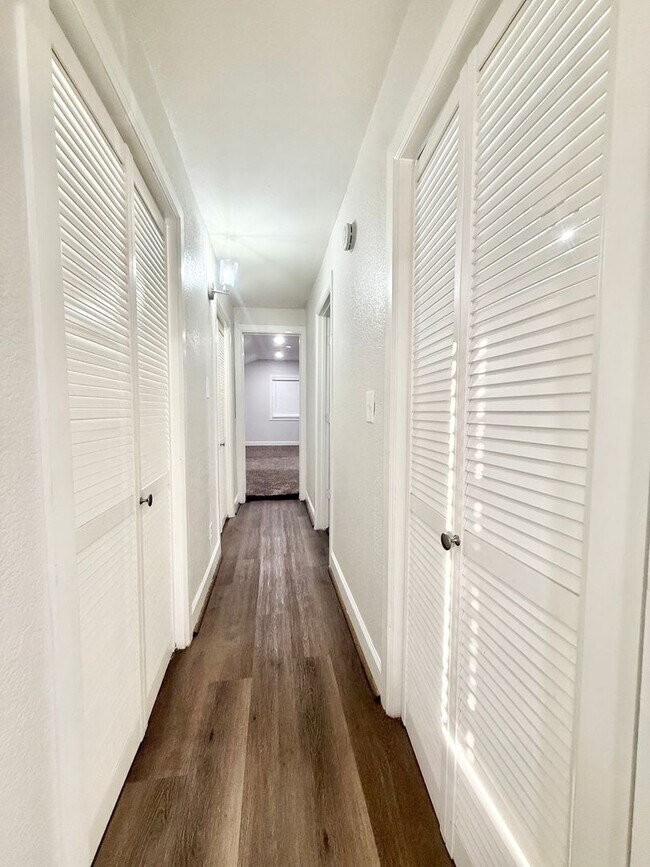 Building Photo - Stunning & Spacious 4/2 Home in Lake Jackson!