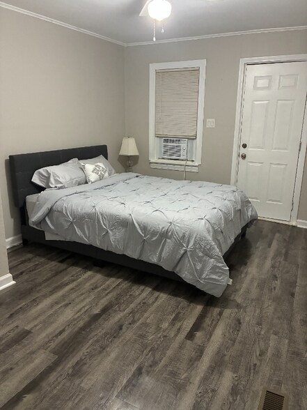 Building Photo - 4418 N Cypress Ave