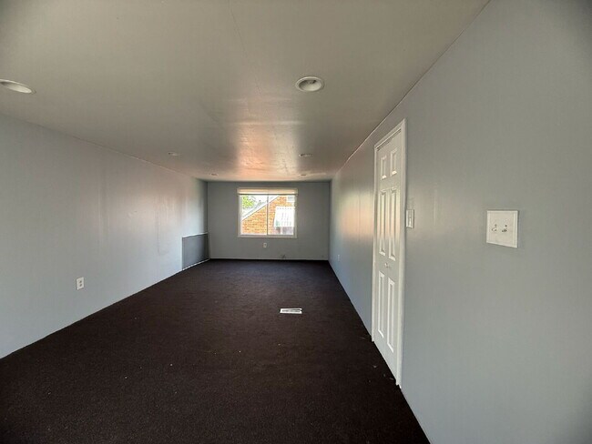 Building Photo - 3-Bedroom Home in Detroit with Spacious La...