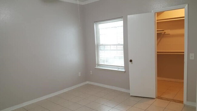 Building Photo - 9809 Richmond Ave.