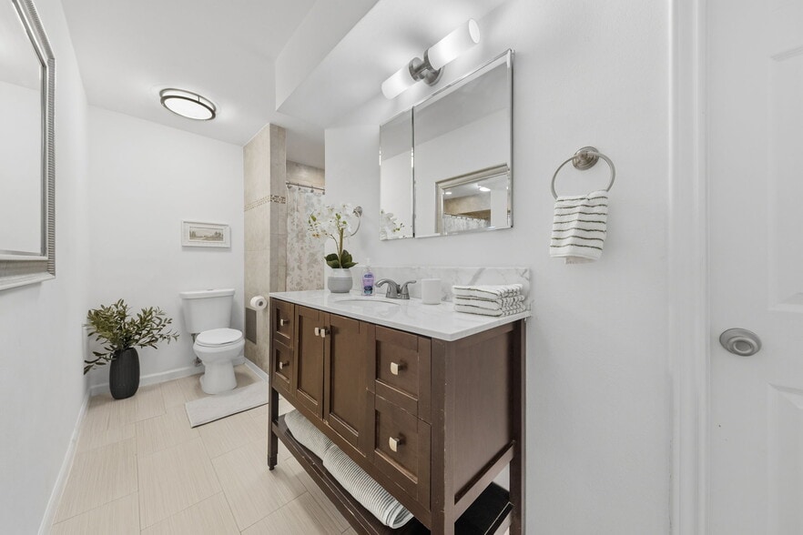 Building Photo - 5057 Les Chateaux Dr