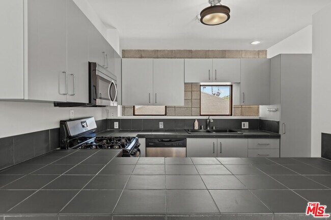Building Photo - 343 Rennie Ave