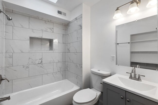 Building Photo - Newly Renovated 4-Bedroom Townhome for Rent