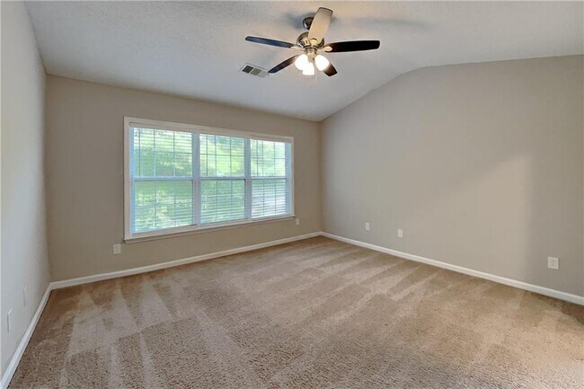 Building Photo - 596 Lullingstone Dr SE
