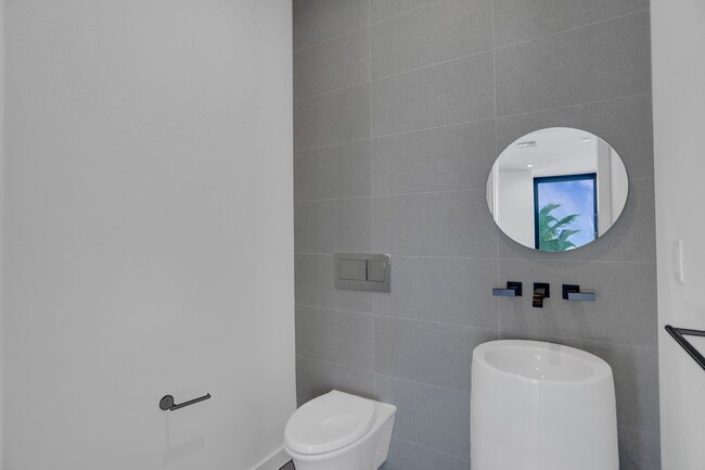 Building Photo - Gorgeous New Townhouse on the Beach