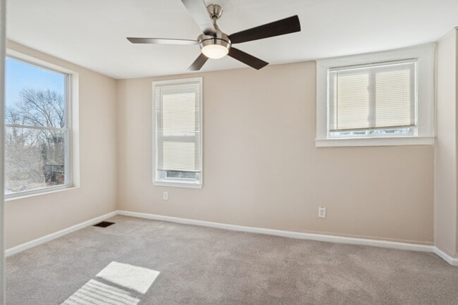 Building Photo - Ravenwood