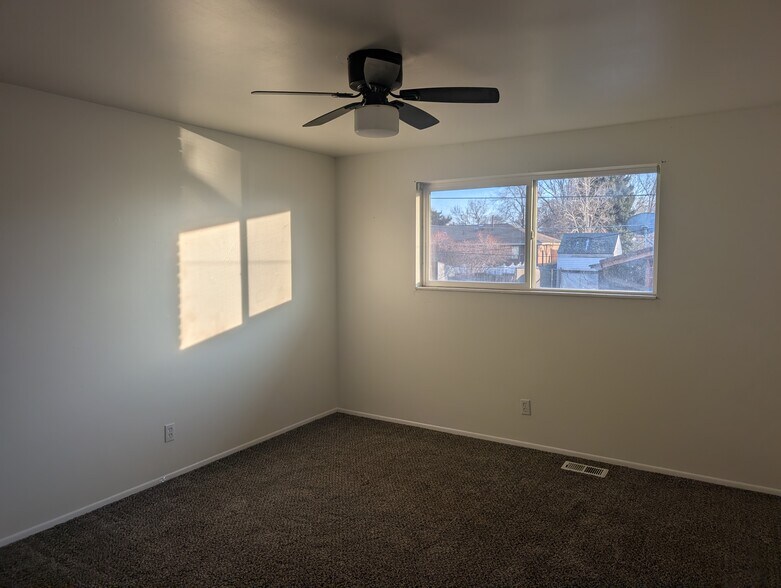 Building Photo - 220 E 300 N