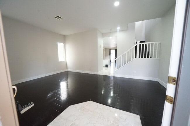 Building Photo - SHOWINGS AVAILABLE NOW