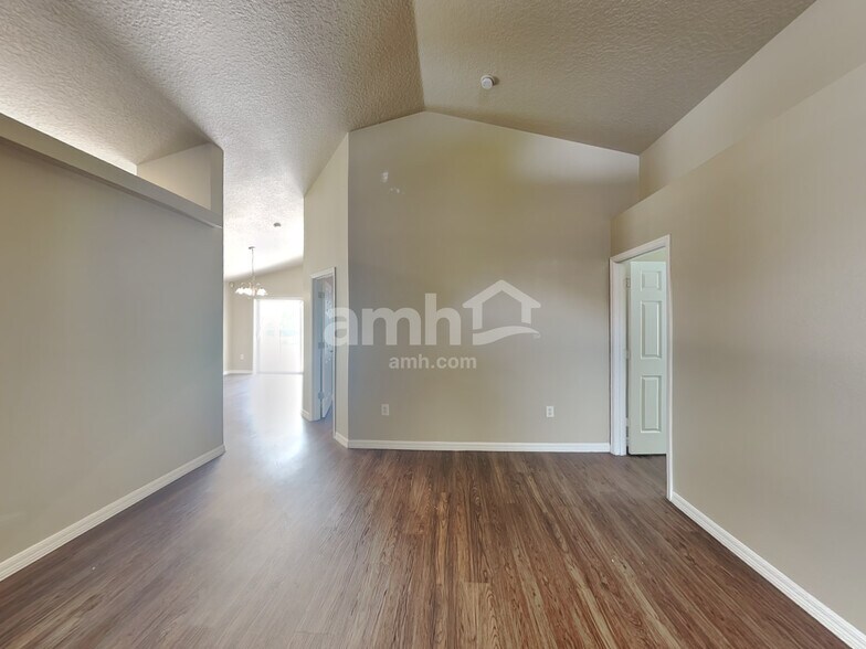 Building Photo - 2645 Willow Glen Cir