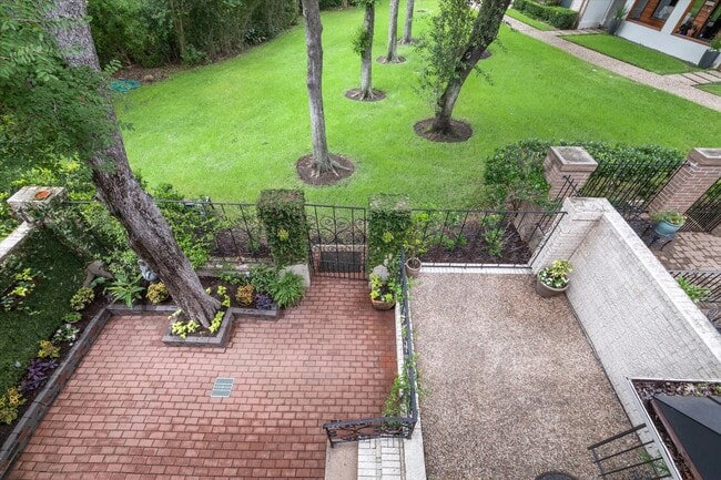 Building Photo - 7922 Woodway Dr