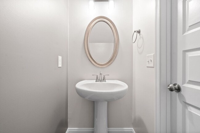 Building Photo - Pet Friendly Four Bedroom!