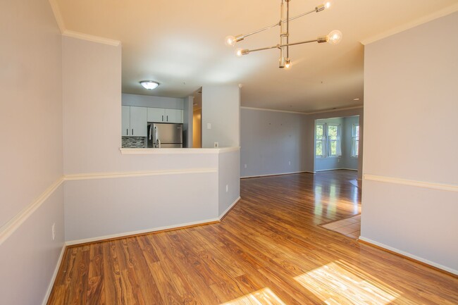 Building Photo - Charming Lower Ground Condo 2 BR/2 BA in E...