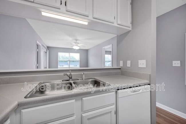 Building Photo - 305 Country Club Dr NE