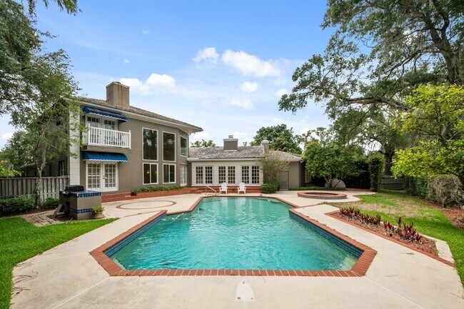 Building Photo - Winter Park Pool Home on half acre lot, st...