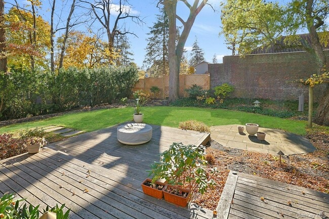 Building Photo - 9 Prall Pl