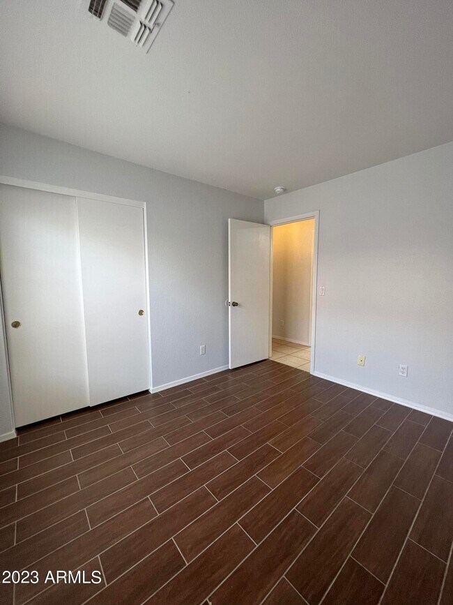 Building Photo - 1171 W Goldfinch Way