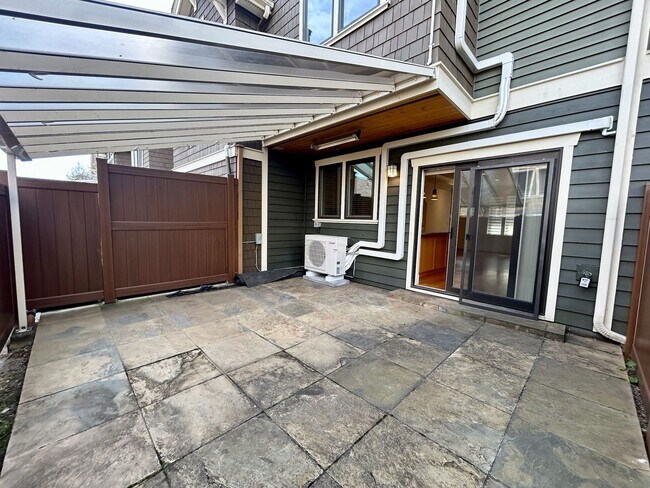 Building Photo - Queen Anne Townhome