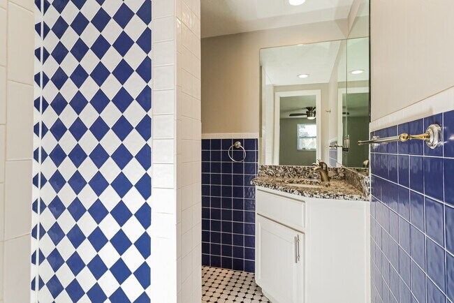 Building Photo - 4045 Grayton Dr