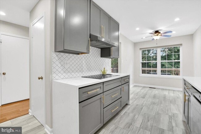 Building Photo - 8605 Western Oak Dr