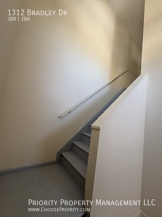 Building Photo - 1312 Bradley Dr