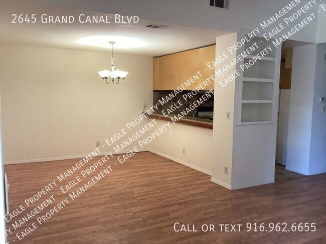 Building Photo - Nicely Updated Duplex