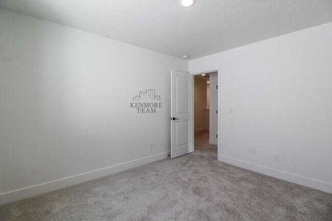Building Photo - 4 Bedroom, 2.5 Bath Duplex in Kennewick