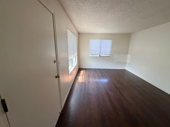 Building Photo - Reno Duplex - 1 Pet Friendly, Garage, Dishwasher, Washer/Dryer Hookups, Central A/C