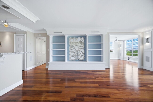 Building Photo - 2901 S Palm Aire Dr