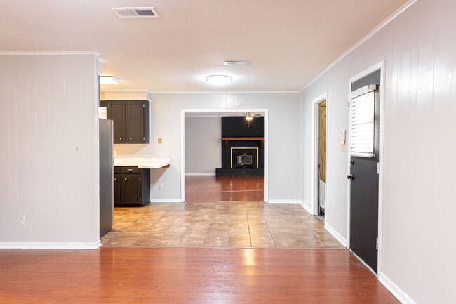 Kitchen/Breakfast area, laundry room entrance, den entrance - 2558 Crestleigh Mnr