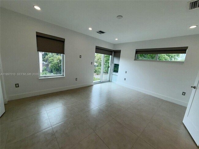 Building Photo - 540 SW 6th Ave