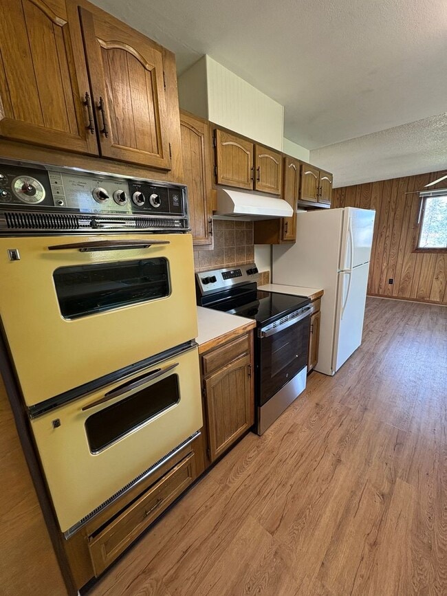 Building Photo - 4 bedroom, 2 bathroom Home off Spring Hill...