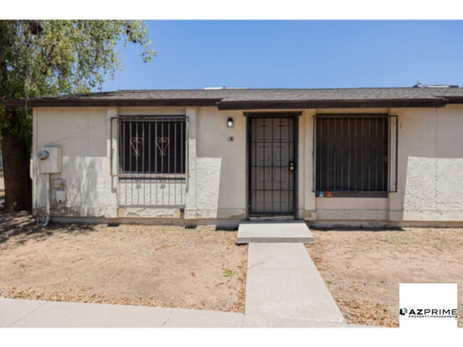 Building Photo - Discover Comfort in This Charming 2/1 Phoe...