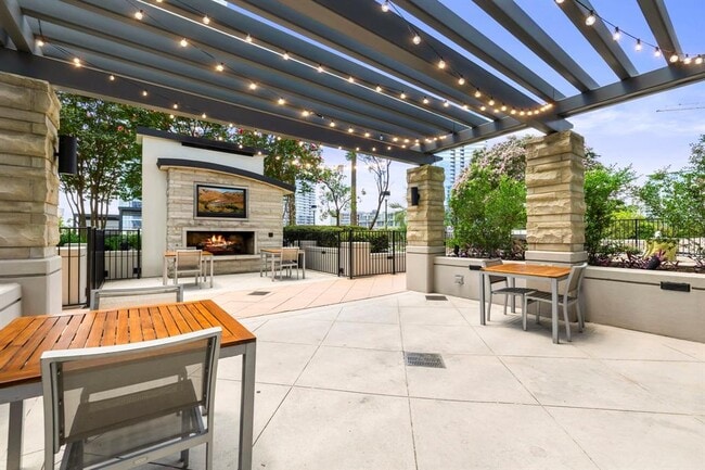 Building Photo - 360 Nueces St