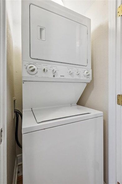 Building Photo - 239 Plimsol Ct